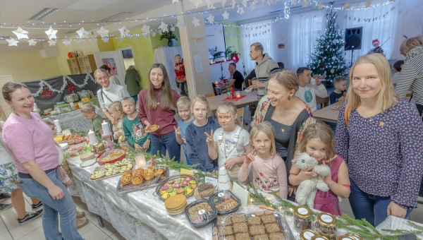 Laada algus, mil kohvikulett oli veel hõrgutistest lookas. Fotol osa lasteaia- ja kooliperest ning panustanud lastevanemad. Foto: AIGAR NAGEL